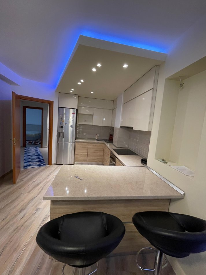 Tirane, jepet me qera apartament 2+1 , 94 m² 800 € (Komuna e Parisit)