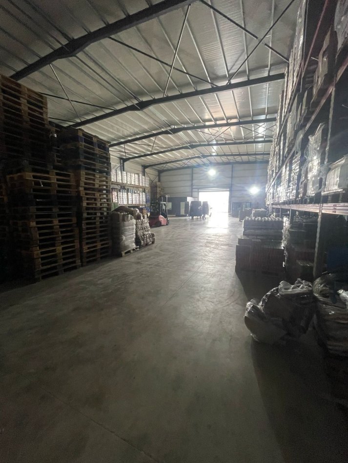 Tirane, jepet me qera magazine , 500 m² 2.000 € (Kthesa e Kamzes)