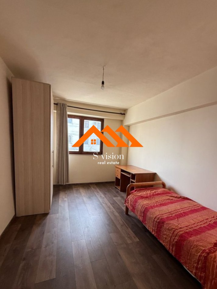 Durres, jepet me qera apartament 3+1+2 banjo+Ballkon + post parkimi Kati 1, 120 m² 800 € (Lagja 4 , Rr.Egnatia,te ish stacioni autobuzave te Shijakut)