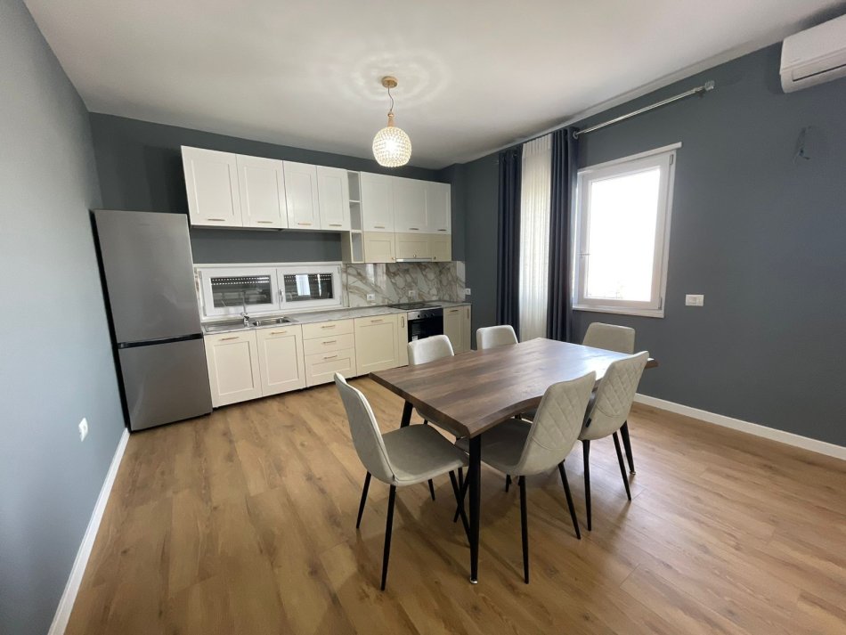 Tirane, jepet me qera Vile 2+1 , 100 m² 900 € (Kopshti Botanik)