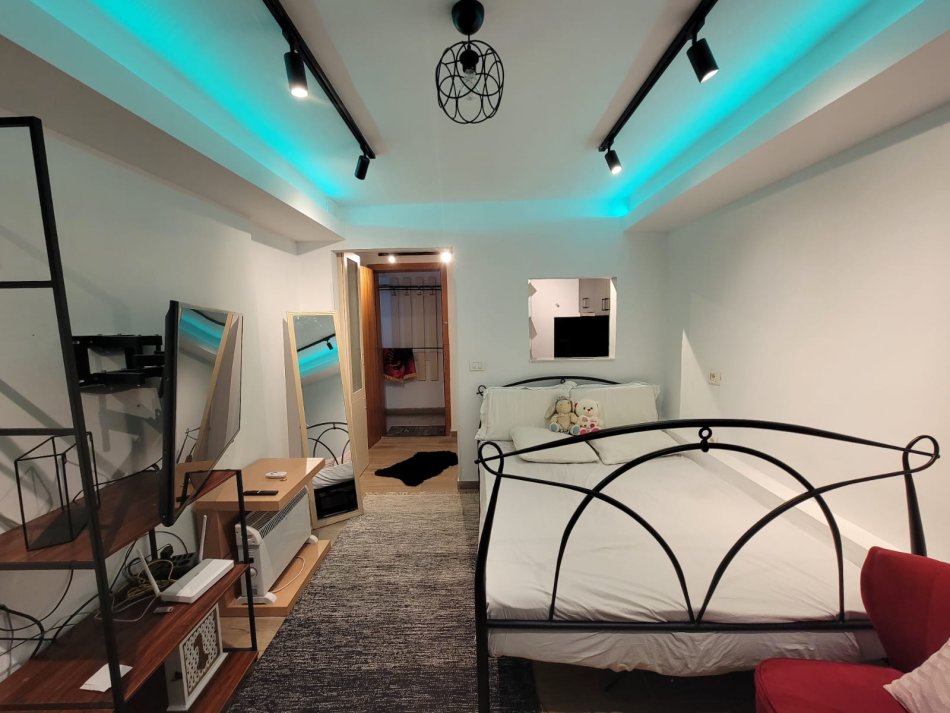 Tirane, jepet me qera apartament 1+1 , 350 € (Komuna e Parisit)
