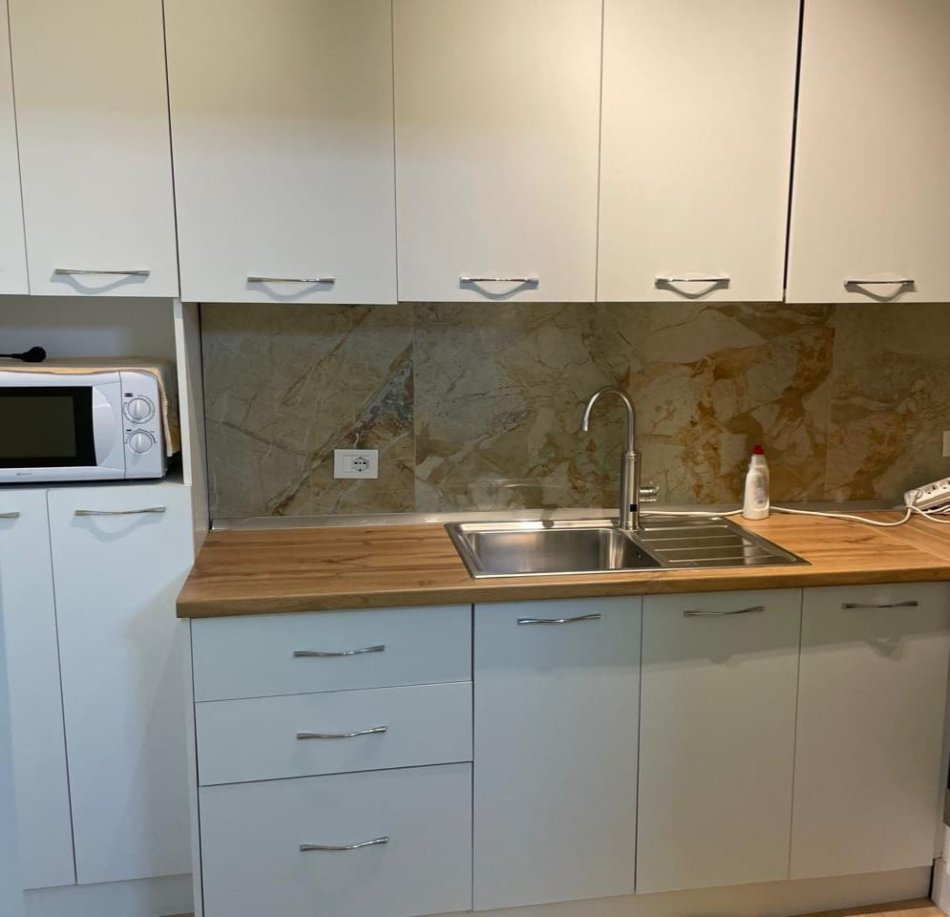 Tirane, jepet me qera apartament 1+1 , 57 m² 550 € (Pazari i Ri)