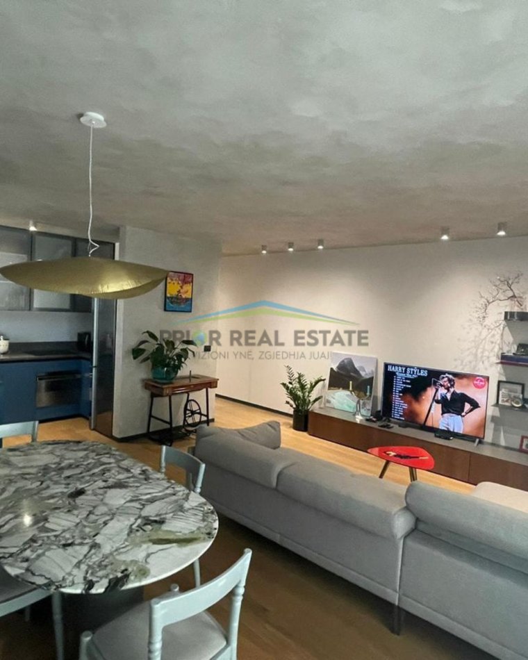 Tirane, jepet me qera apartament 3+1+Ballkon Kati 4, 134 m² 2.000 € (Stadiumi Dinamo)