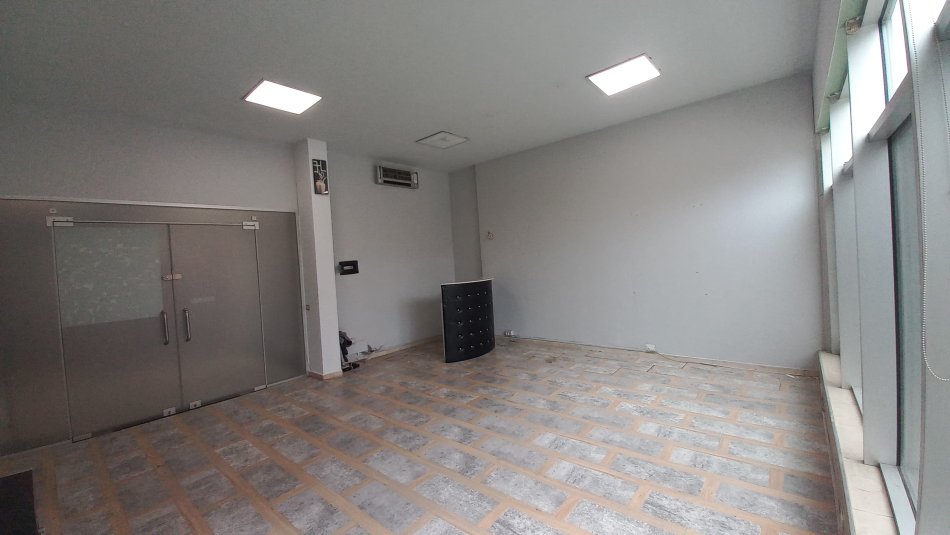 Tirane, jepet me qera dyqan Kati 2, 50 m² 600 € (Rruga e Kavajes)
