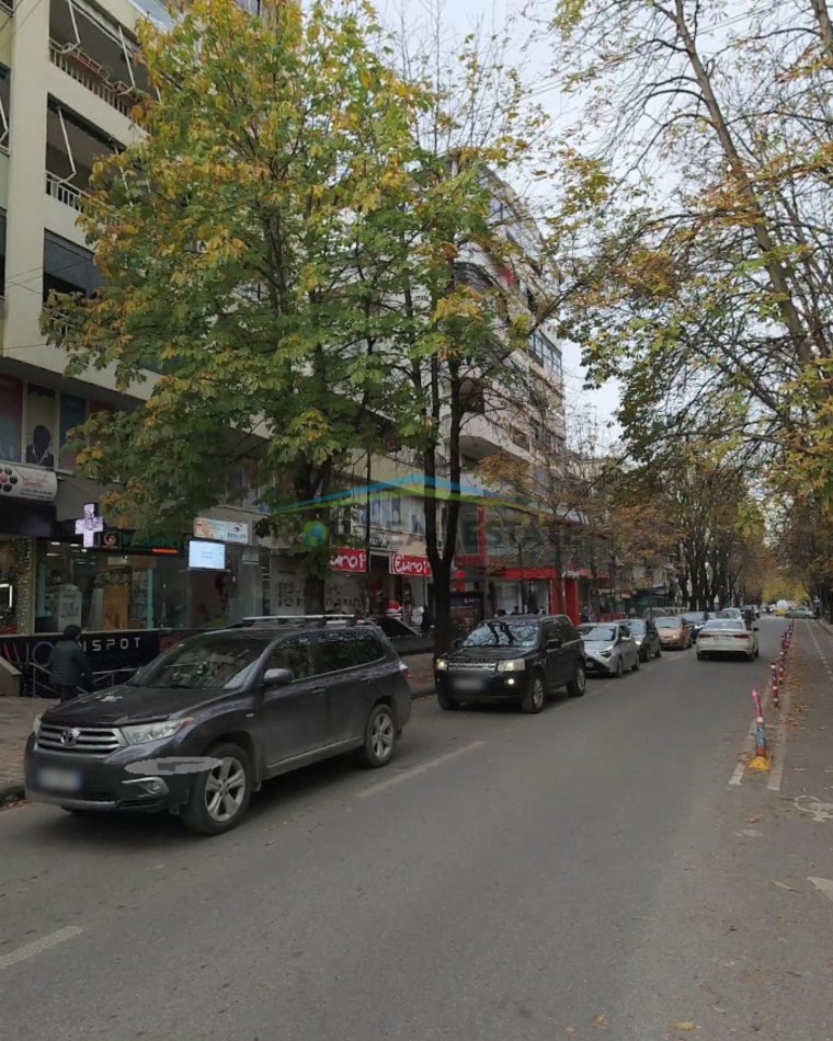 Tirane, jepet me qera ambjent biznesi Kati -1, 700 m² 5.600 € (Bllok)
