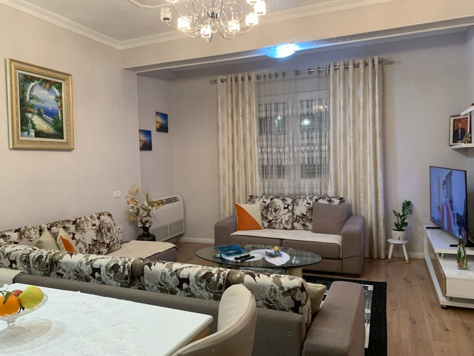 Tirane, jepet me qera apartament 3+1 Kati 2, 120 m² 700 € (Selite)