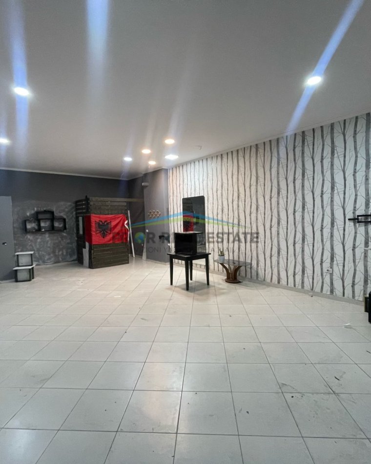Tirane, shitet dyqan Kati 0, 65 m² 76.000 € (Mezes Fushe)