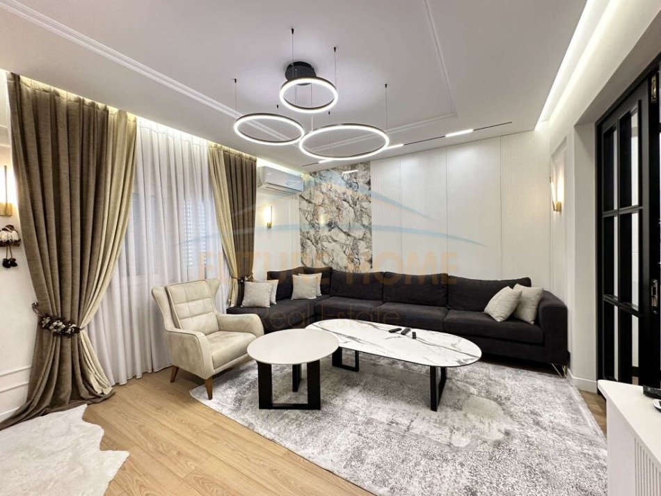 Tirane, shitet , 350.000 € (VORE)