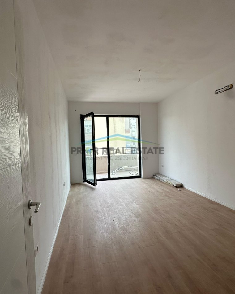 Tirane, shitet apartament 1+1+Ballkon Kati 3, 78 m² 195.000 € (Liqeni i Thate)