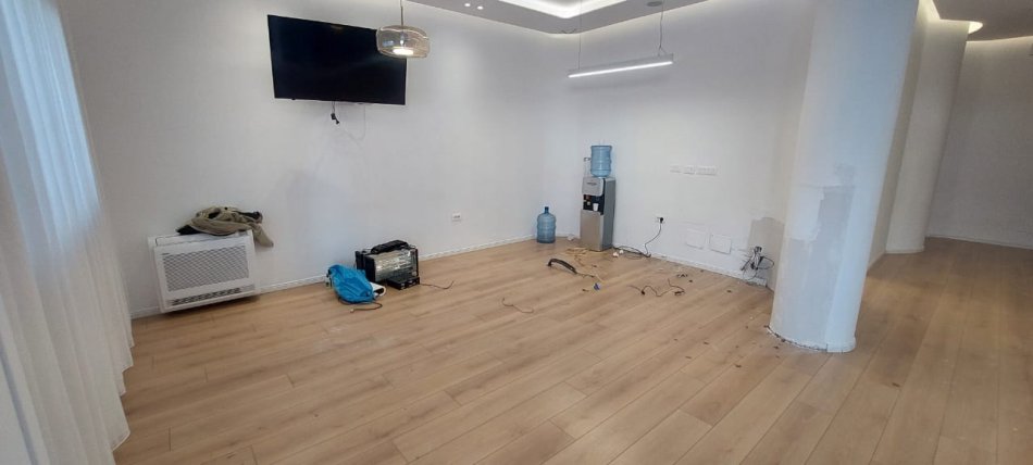 Tirane, jepet me qera zyre Kati 0, 200 m² 2.000 € (Parku Olimpik)