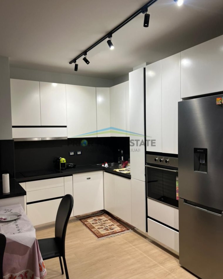 Tirane, jepet me qera apartament 3+1+Ballkon , 125 m² 1.100 € (Rr Peti, Liqeni i Thate)