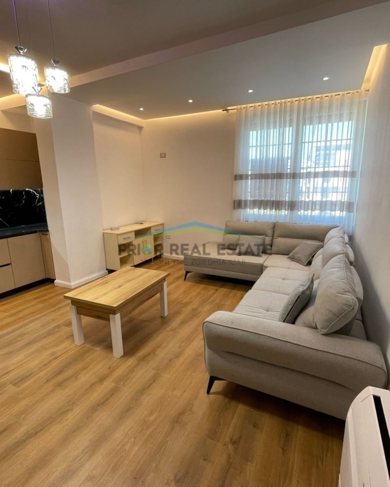 Tirane, jepet me qera apartament 2+1+Ballkon Kati 3, 80 m² 700 € (Ish Stacioni i Fundit i Tiranes se Re)
