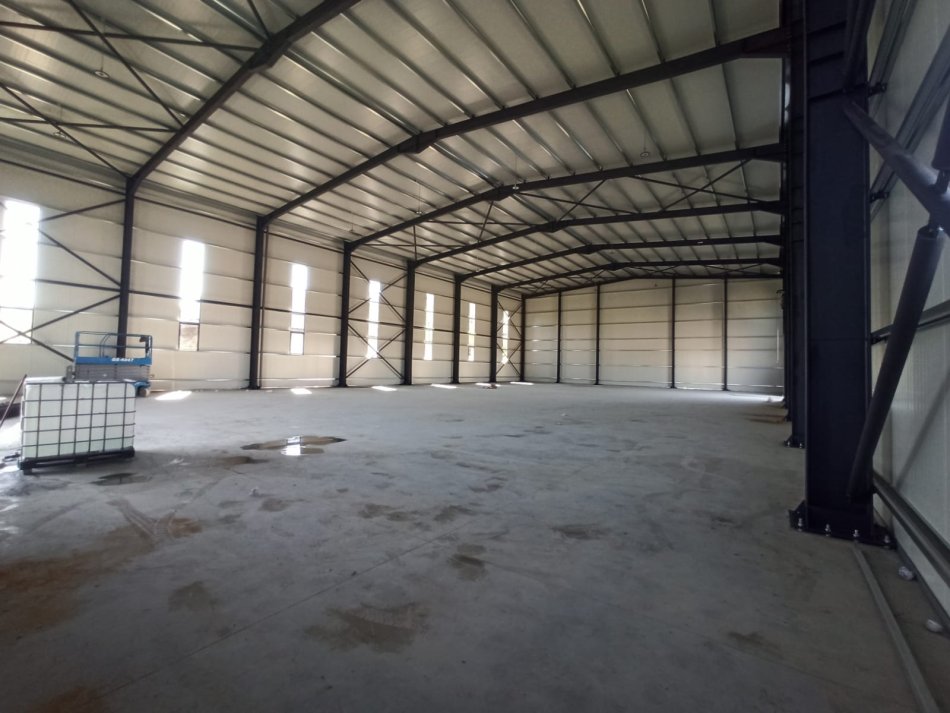 Tirane, jepet me qera magazine Kati 0, 1.075 m² 5.000 € (Autostrada Tirane Durres)