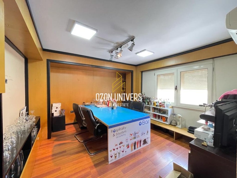 Tirane, jepet me qera ambjent biznesi Kati 2, 160 m² 2.000 € (Blloku)