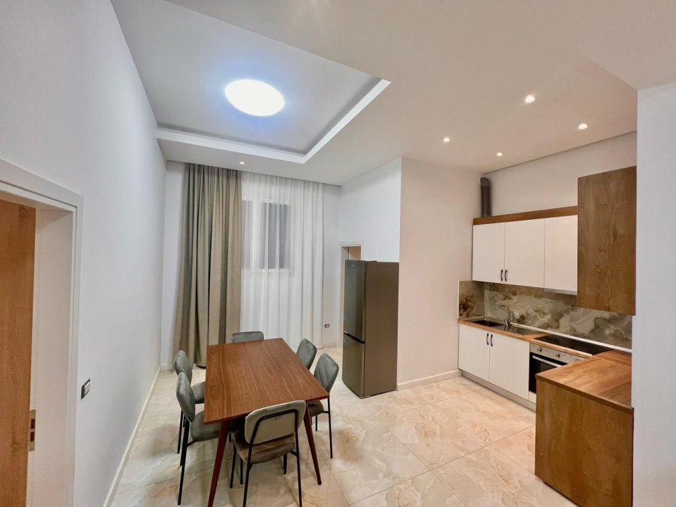 Tirane, jepet me qera apartament 2+1 Kati 1, 100 m² 550 € (Selite)