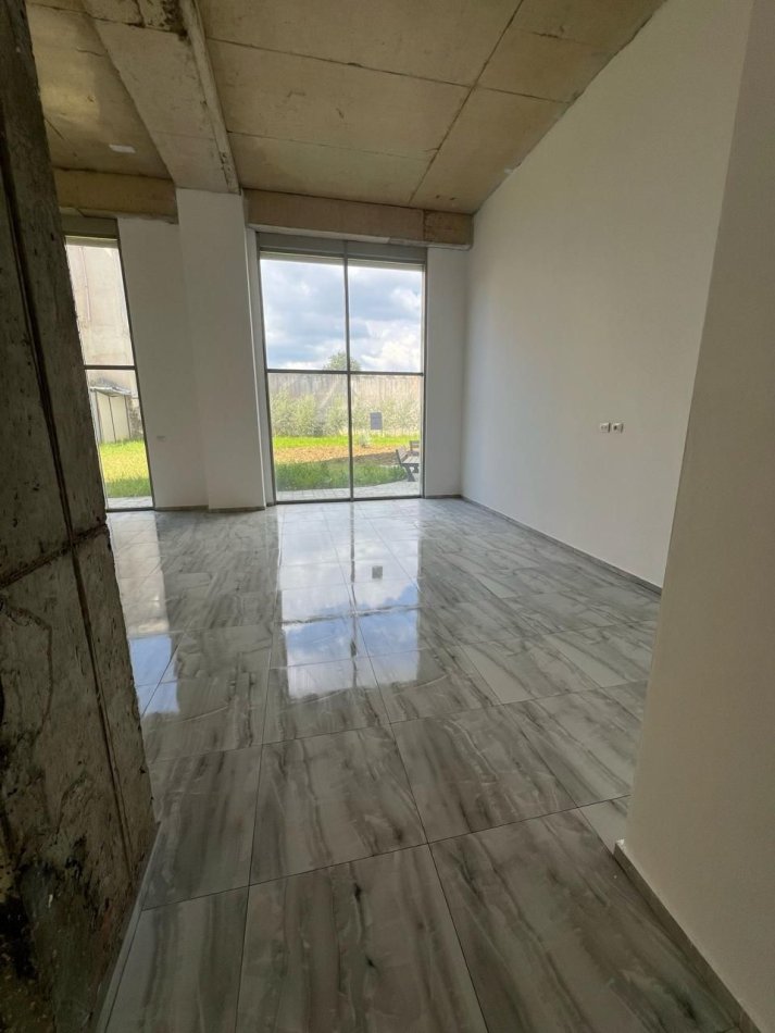 Tirane, jepet me qera ambjent biznesi Kati 0, 177 m² 1.000 € (Bulervardi i Ri)