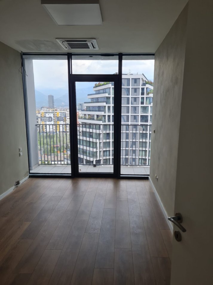Tirane, jepet me qera apartament 3+1 Kati 8, 140 m² 1.600 € (Lake View)