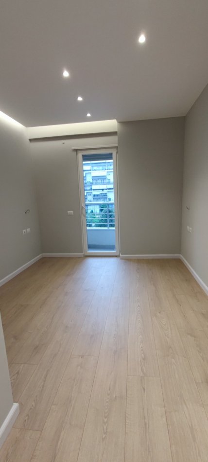 Tirane, jepet me qera zyre Kati 2, 120 m² 1.300 € (Komuna e Parisit)