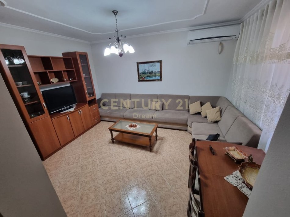Tirane, jepet me qera apartament 2+1 Kati 4, 72 m² 500 € (Xhamllik -Rruga Bardhyl)