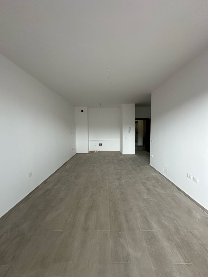 Tirane, jepet me qera zyre Kati 7, 75 m² 650 € (Parku Olimpik)