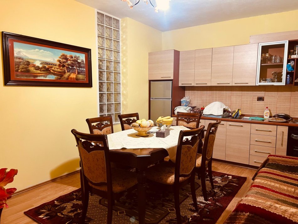 Tirane, jepet me qera apartament 2+1 Kati 2, 105 m² 500 € (Jordan Misja)