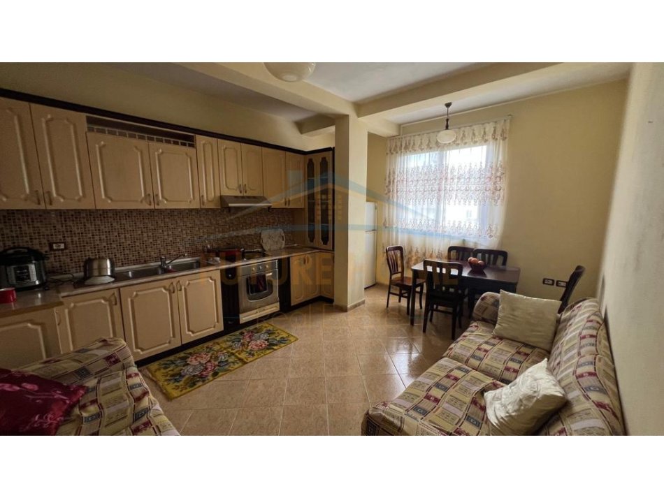 Tirane, jepet me qera apartament 2+1 Kati 2, 500 € (Qytet Studenti)