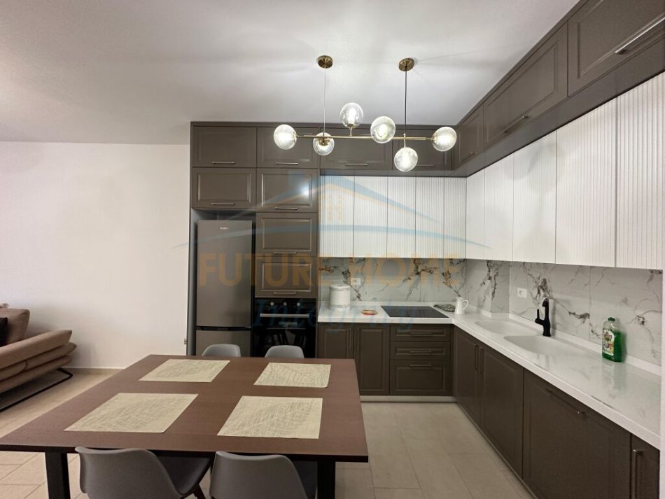Tirane, jepet me qera apartament 3+1 Kati 6, 120 m² 600 € (Unaza e Re, Tiran)