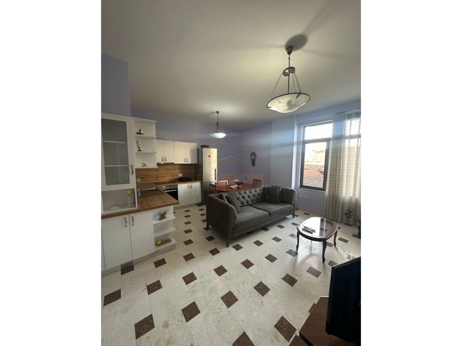 Tirane, jepet me qera apartament 3+1 Kati 7, 100 m² 800 € (Pazari I Ri)