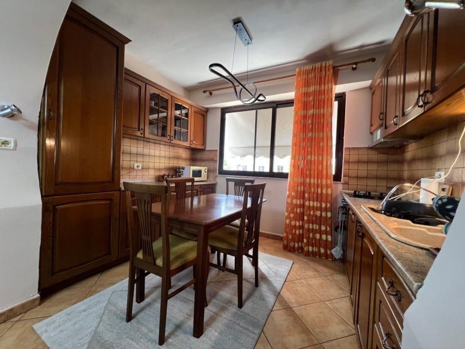 Tirane, jepet me qera apartament 2+1 Kati 3, 80 m² 650 € (Myslym Shyri)