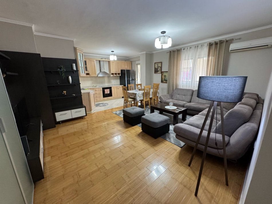 Tirane, jepet me qera apartament 2+1 Kati 5, 120 m² 1.000 € (Stadiumi Air Albania)