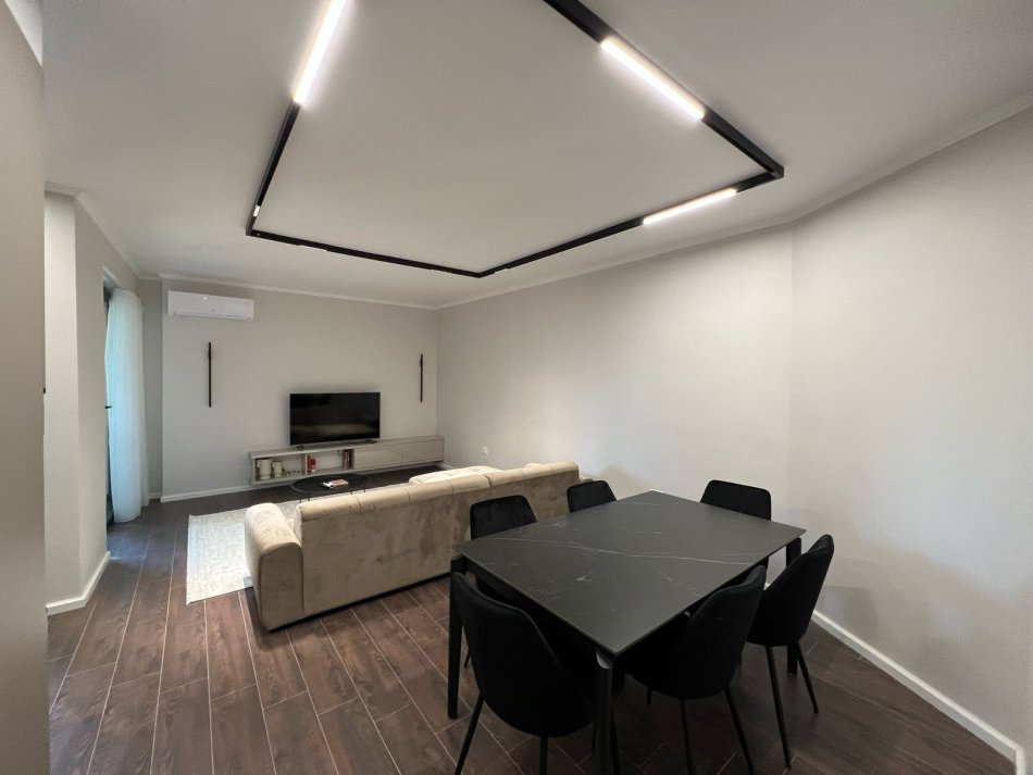 Tirane, jepet me qera apartament 1+1 Kati 9, 75 m² 800 € (Rruga e Elbasanit)