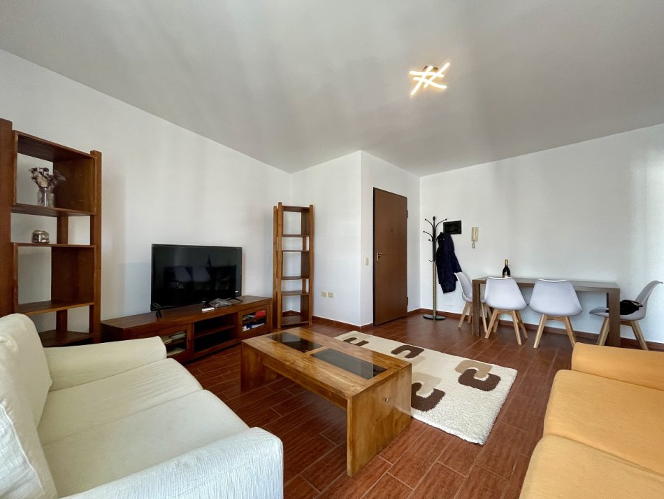 Tirane, jepet me qera apartament 2+1+Ballkon Kati 6, 570 € (Komuna e Parisit afer Kristalit)