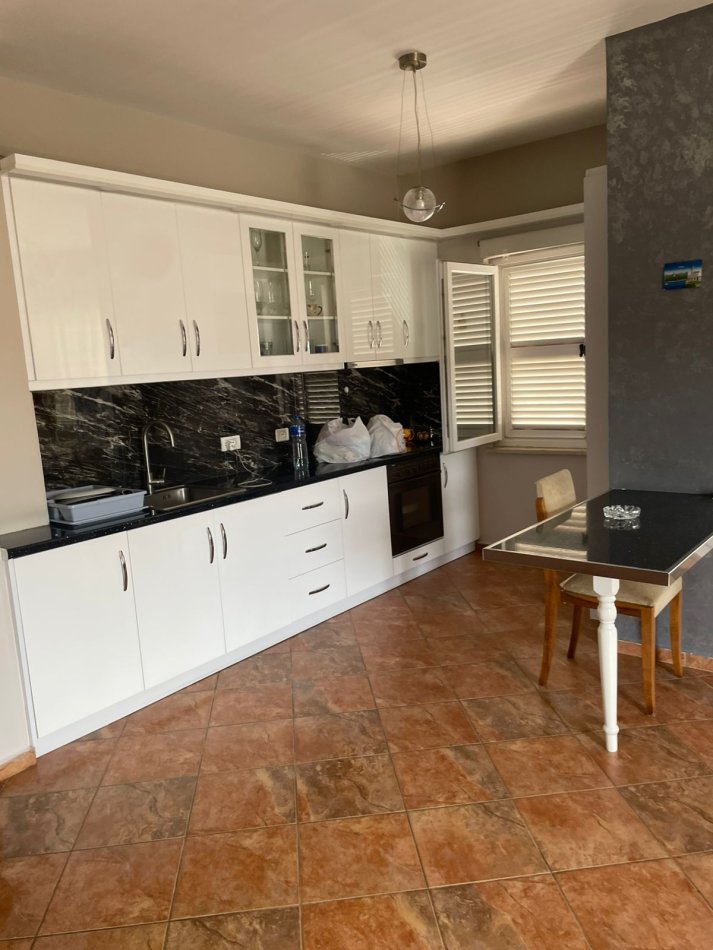 Tirane, jepet me qera apartament 2+1 Kati 4, 98 m² 600 € (Liqeni i Thate)