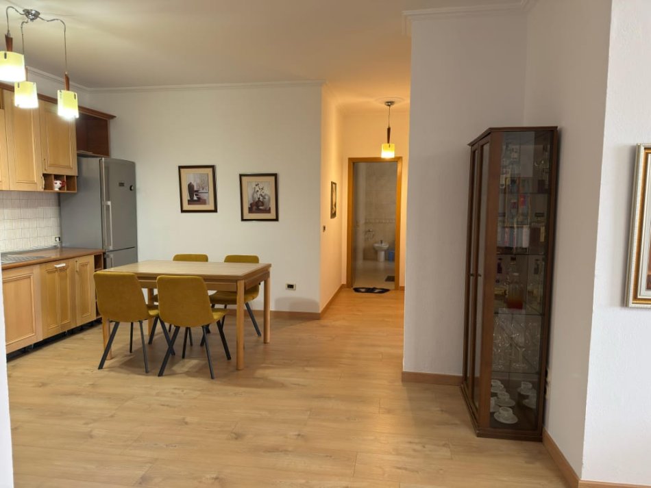 Tirane, jepet me qera apartament 2+1 Kati 9, 120 m² 800 € (Bllok)