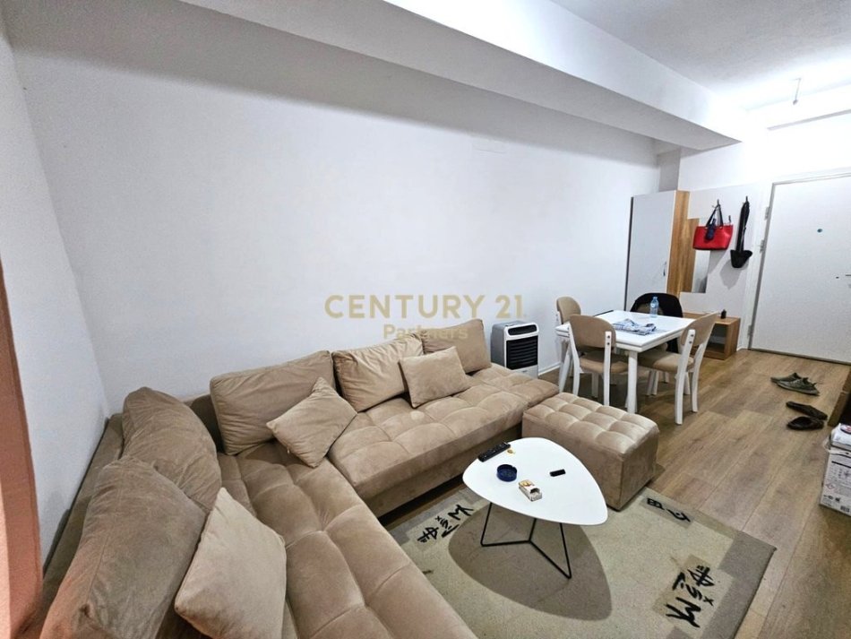 Tirane, jepet me qera apartament 2+1+Ballkon Kati 1, 73 m² 500 € (Ali Dem)