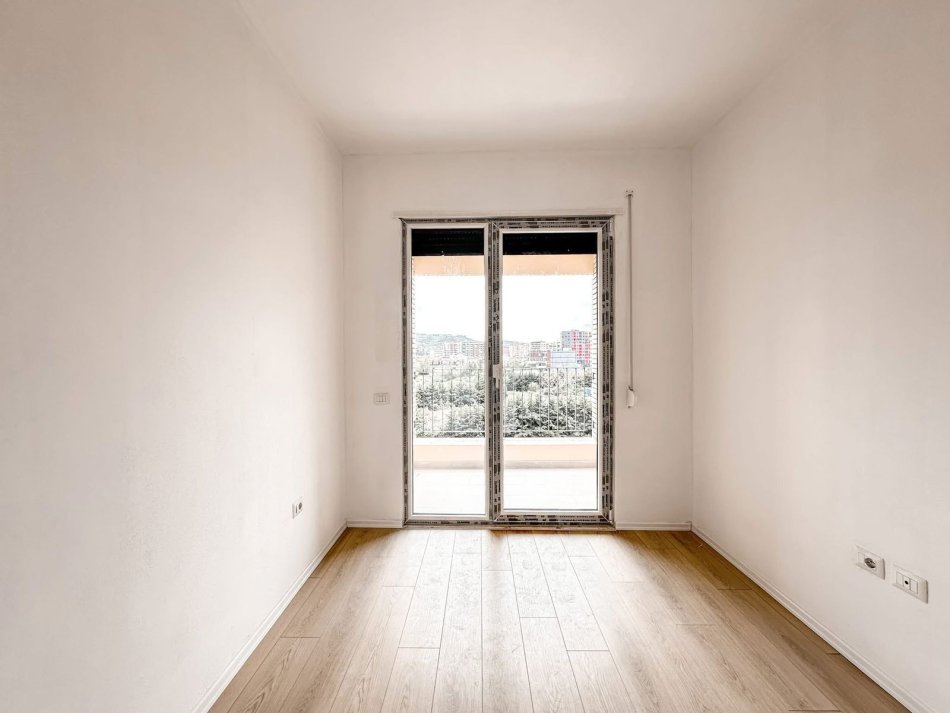 Tirane, shitet apartament 3+1 Kati 5, 150 m² 230.000 € (Fusha e Aviacionit)