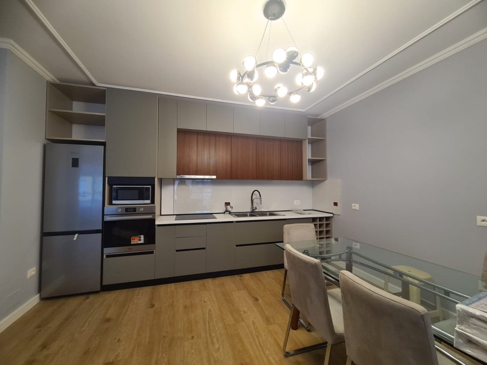 Tirane, jepet me qera apartament 2+1 Kati 9, 130 m² 1.000 € (Shkolla e Baletit)