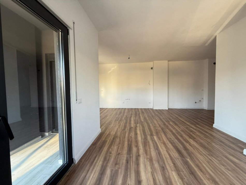 Tirane, jepet me qera zyre Kati 1, 112 m² 550 € (Unaza e Re)