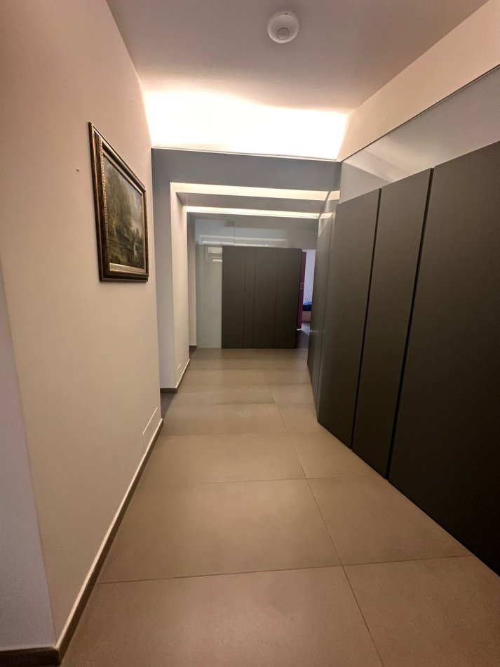 Tirane, jepet me qera zyre Kati 10, 190 m² 2.000 € (Qender)