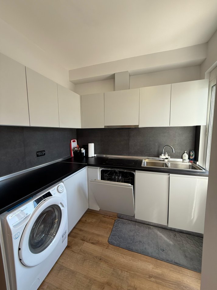 Tirane, jepet me qera apartament 1+1 Kati 4, 70 m² 700 € (Komuna e Parisit)