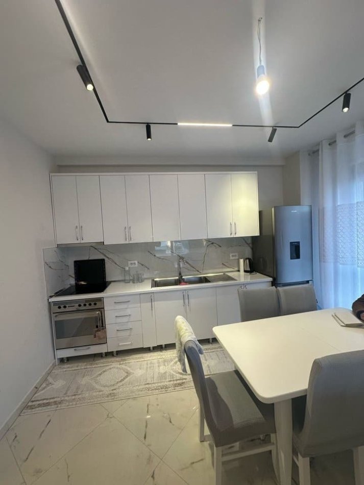 Tirane, jepet me qera apartament 2+1 Kati 4, 105 m² 700 € (Porcelan)
