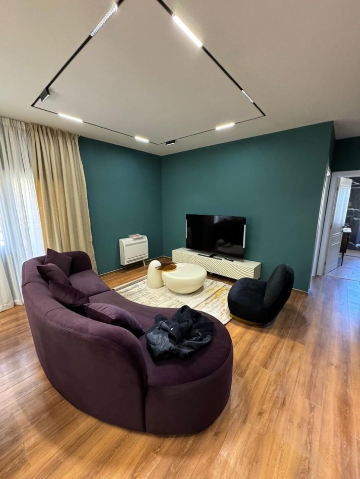 Tirane, jepet me qera apartament 1+1+Ballkon Kati 1, 80 m² 700 € 