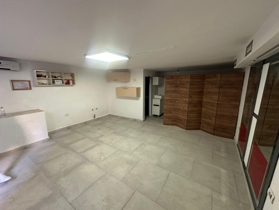 Tirane, jepet me qera ambjent biznesi , 35 m² 400 € 