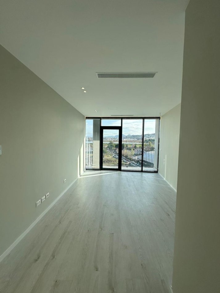 Tirane, jepet me qera apartament 2+1 , 125 m² 1.300 € 