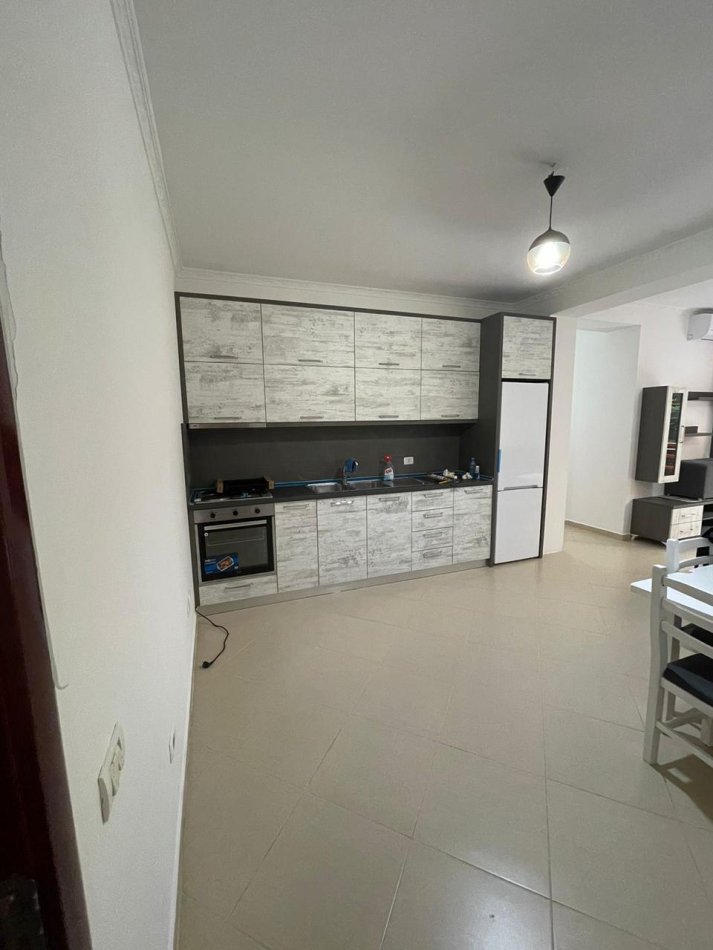 Tirane, jepet me qera apartament 2+1 , 85 m² 500 € 