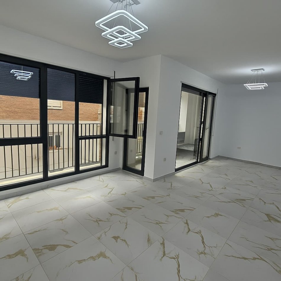Tirane, jepet me qera zyre , 120 m² 700 € 