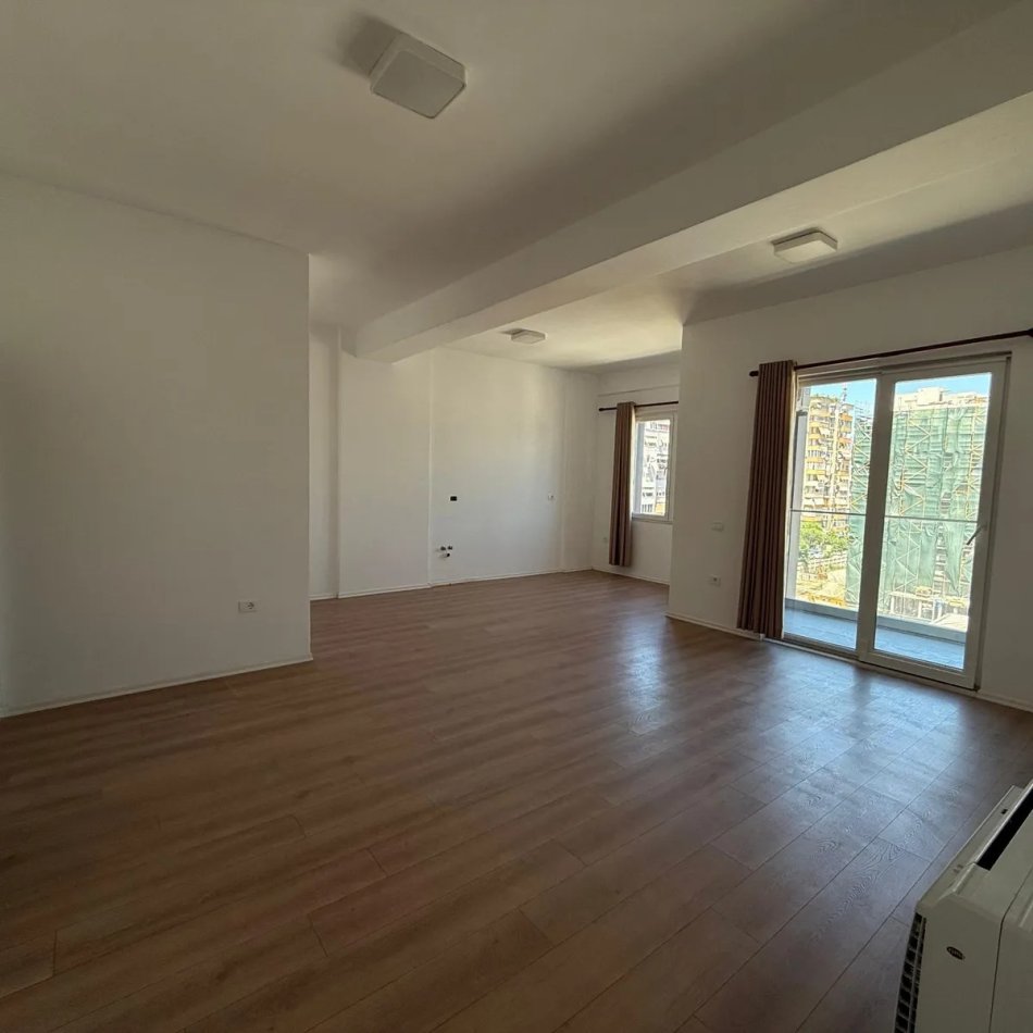 Tirane, jepet me qera zyre , 97 m² 650 € 