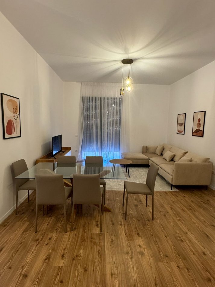 Tirane, jepet me qera apartament 1+1 , 78 m² 700 € 