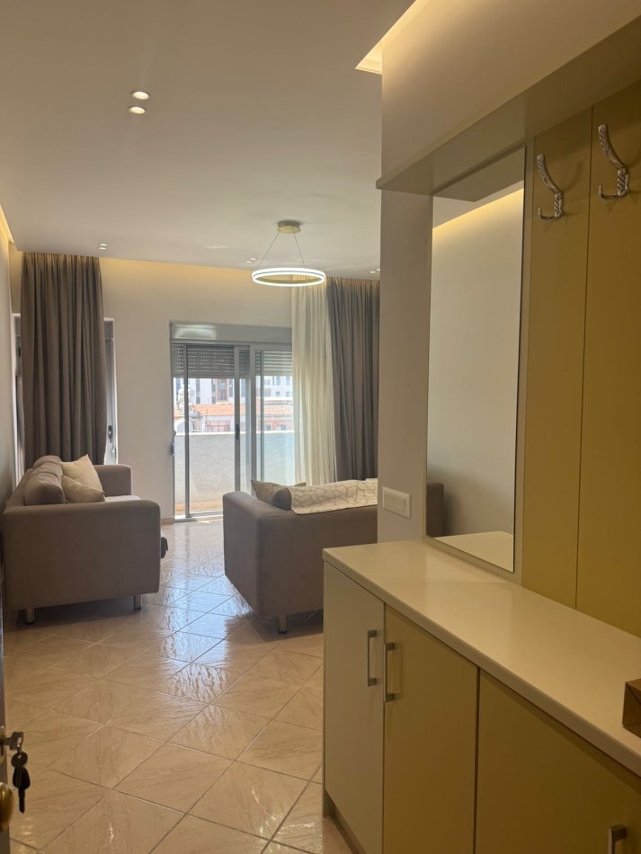 Tirane, jepet me qera apartament 2+1 , 110 m² 650 € 