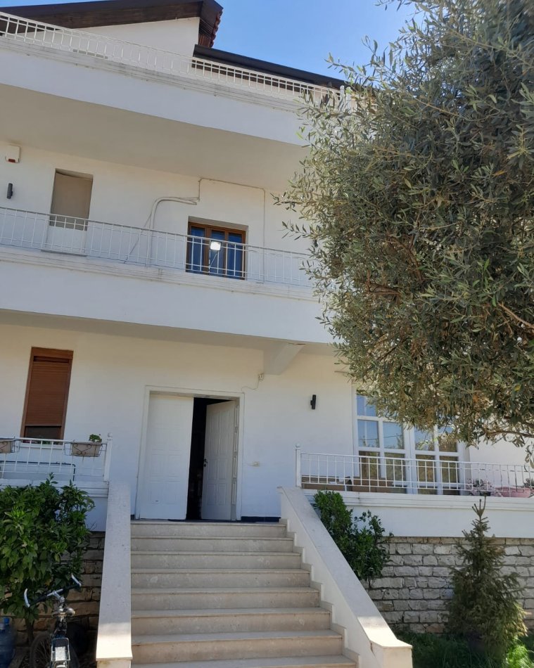 Tirane, jepet me qera ambjent biznesi , 450 m² 1.500 € 